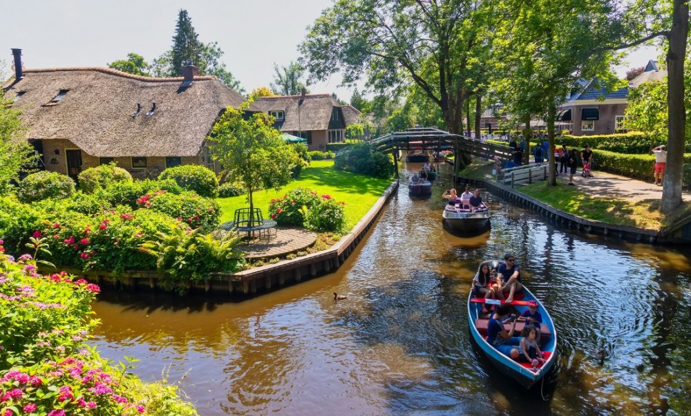 Giethoorn The Town that Swopped Roads for Waterways Giethoorn The Town that Swopped Roads for Waterways