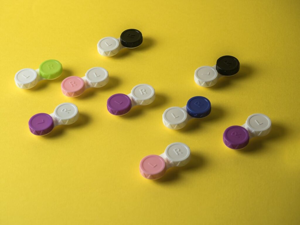 how to travel with contact lenses